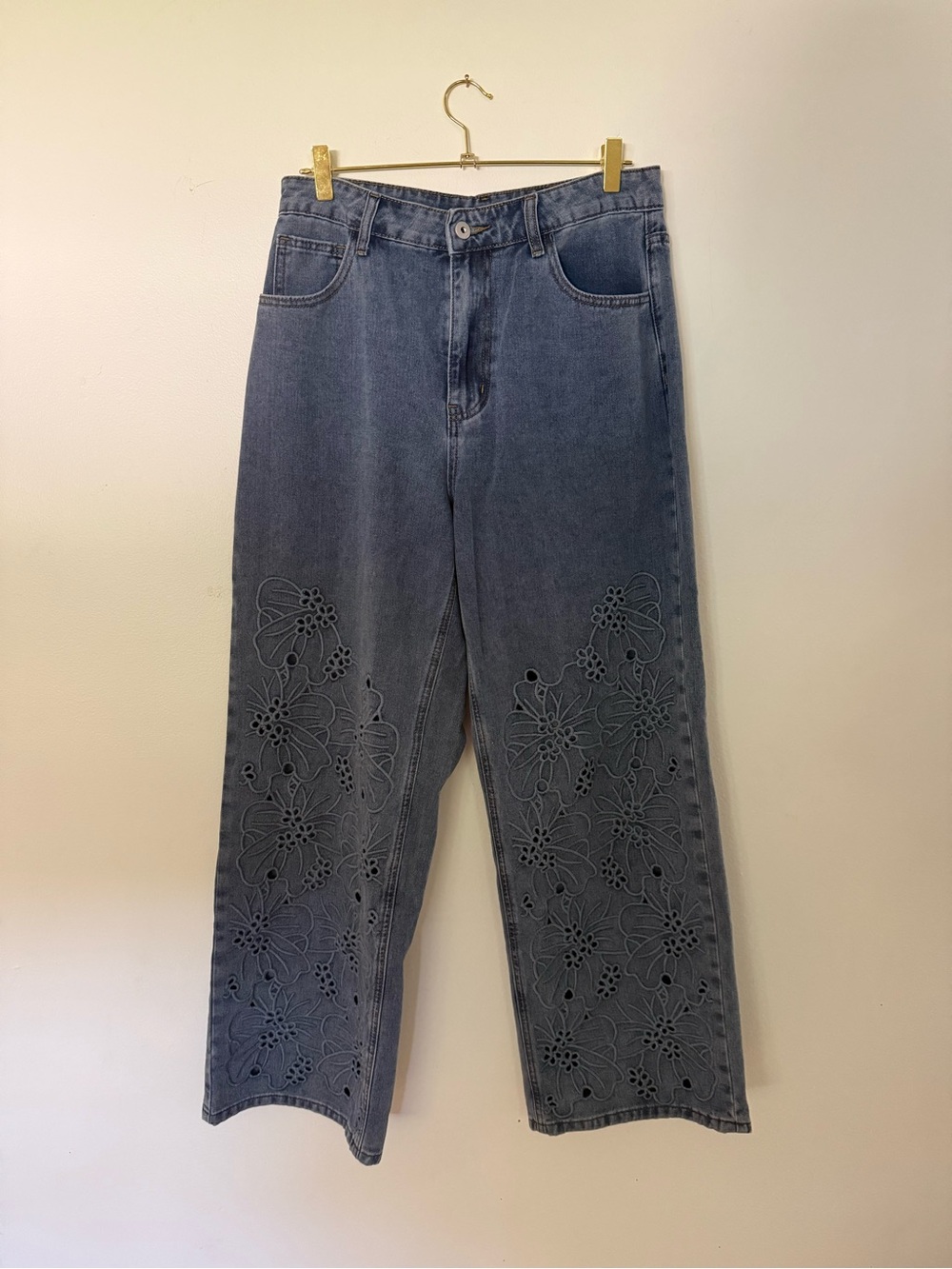 Women’s Anewsta Embroidered Floral Straight-Leg Jeans- Medium Blue